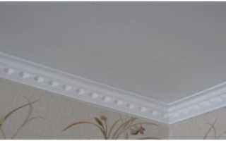 Потолочные бордюры из пенопласта и бумаги, как их клеить?
