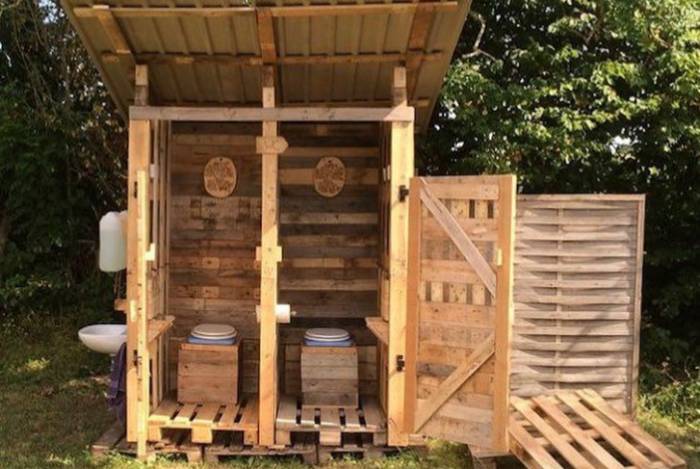 Дачный туалет из поддонов своими руками