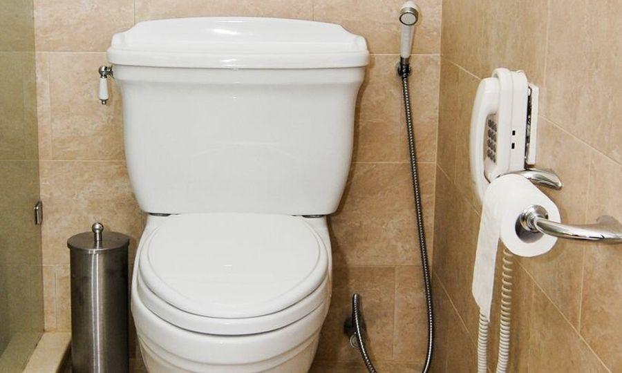 Почему течет вода из бачка в унитаз: после смыва, при наборе воды, что делать, как исправить