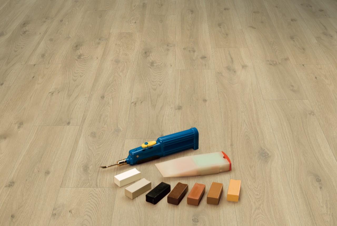 Чем и как заделать скол на ламинате своими руками