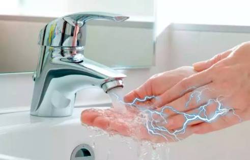 Почему бьет током от воды из-под крана: в квартире, ванной, причины, что делать