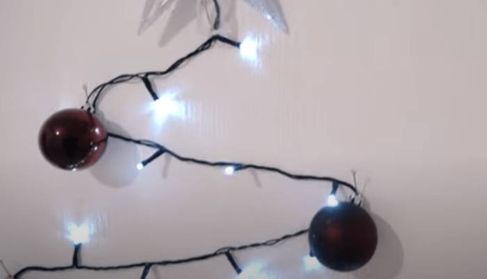 Как сделать елку на стене, окне из гирлянды