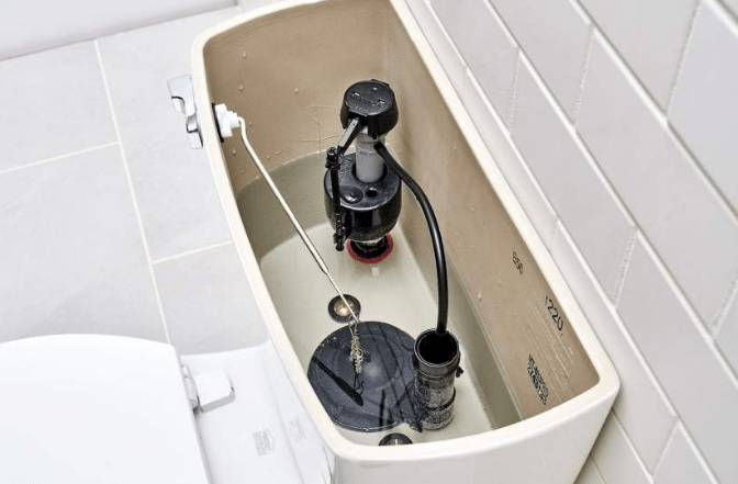 Почему сливной бачок унитаза не набирает воду: что делать, причины, как починить