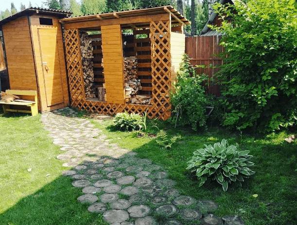 Как сделать садовую дорожку из спилов дерева