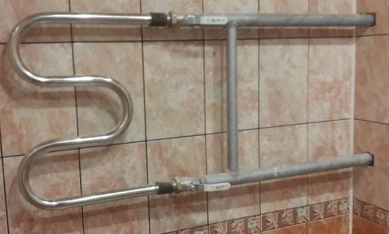 Почему полотенцесушитель в ванной холодный: причины, после отключения горячей воды