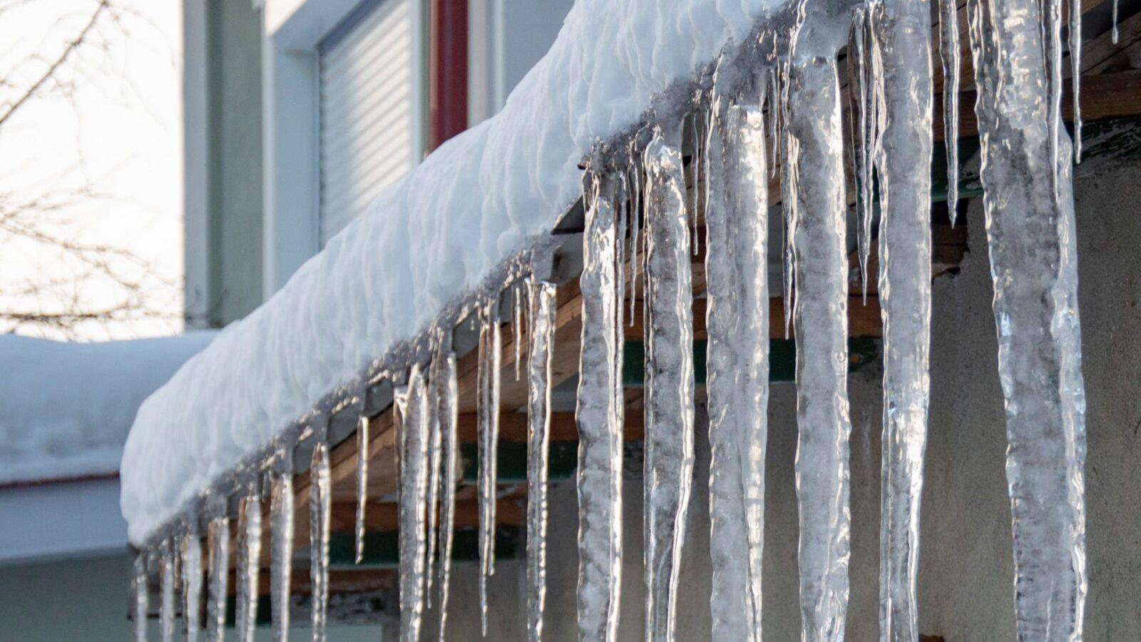 Как сбить сосульки: с крыши двухэтажного дома, снизу, своими руками