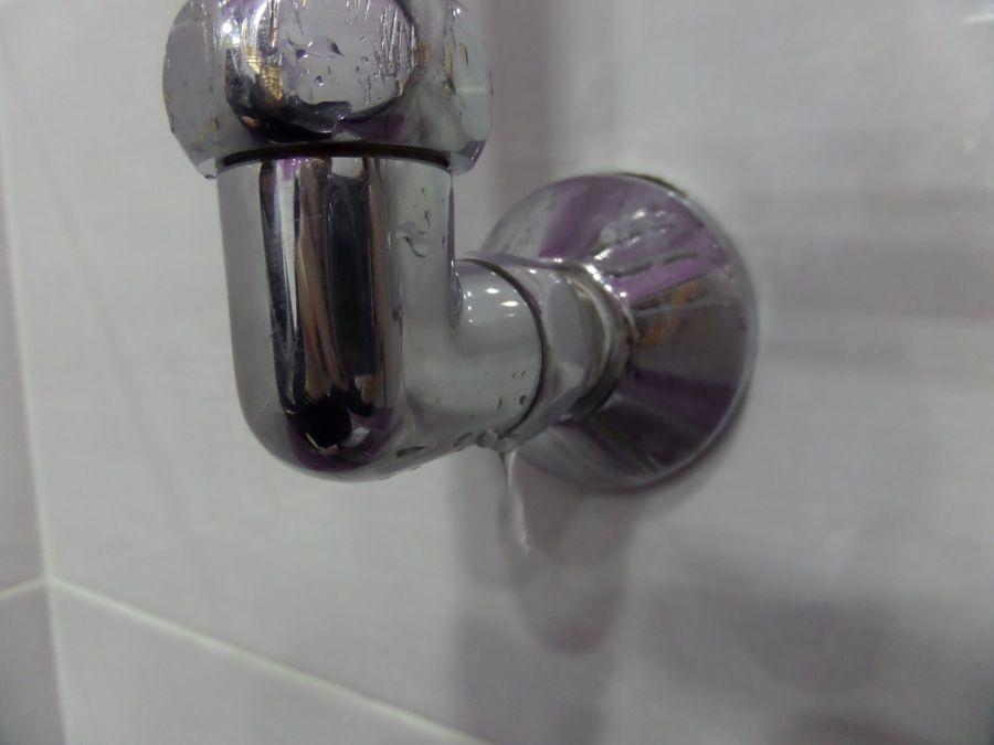 Почему потек полотенцесушитель в ванной: что делать, как устранить течь