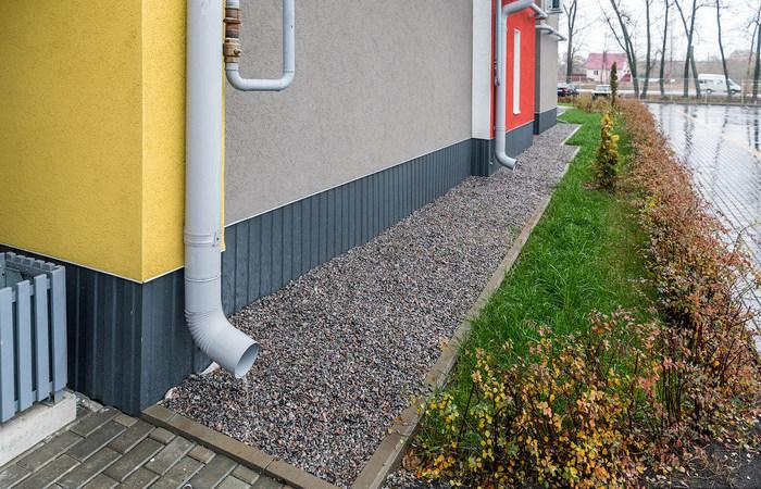 Отмостка из щебня: как правильно сделать, плюсы и минусы, фото