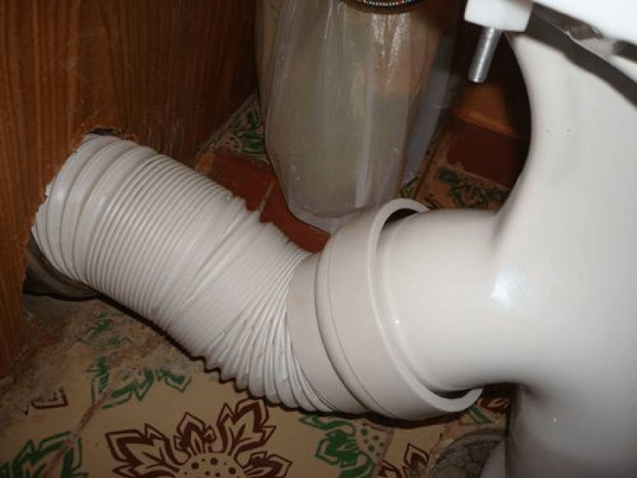 Почему подтекает гофра унитаза в соединении с унитазом: как устранить, что делать