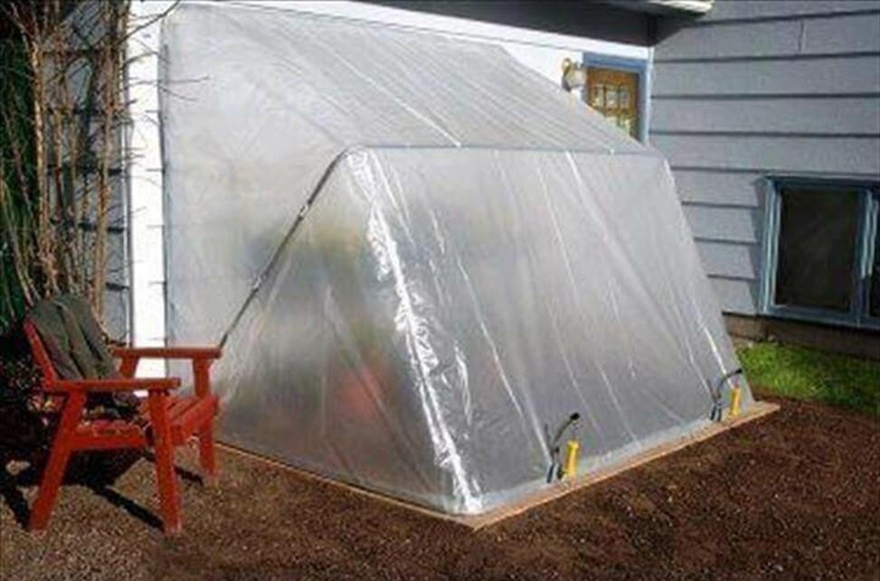 Теплица своими руками из подручных материалов: фото, пошагово, маленькая, видео