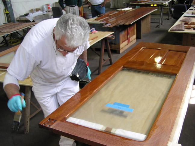 Как покрасить дверь из дерева, МДФ, шпона лаком своими руками