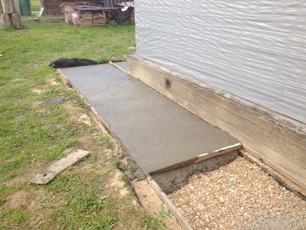 Отмостка вокруг гаража: как сделать своими руками, перед воротами, фото