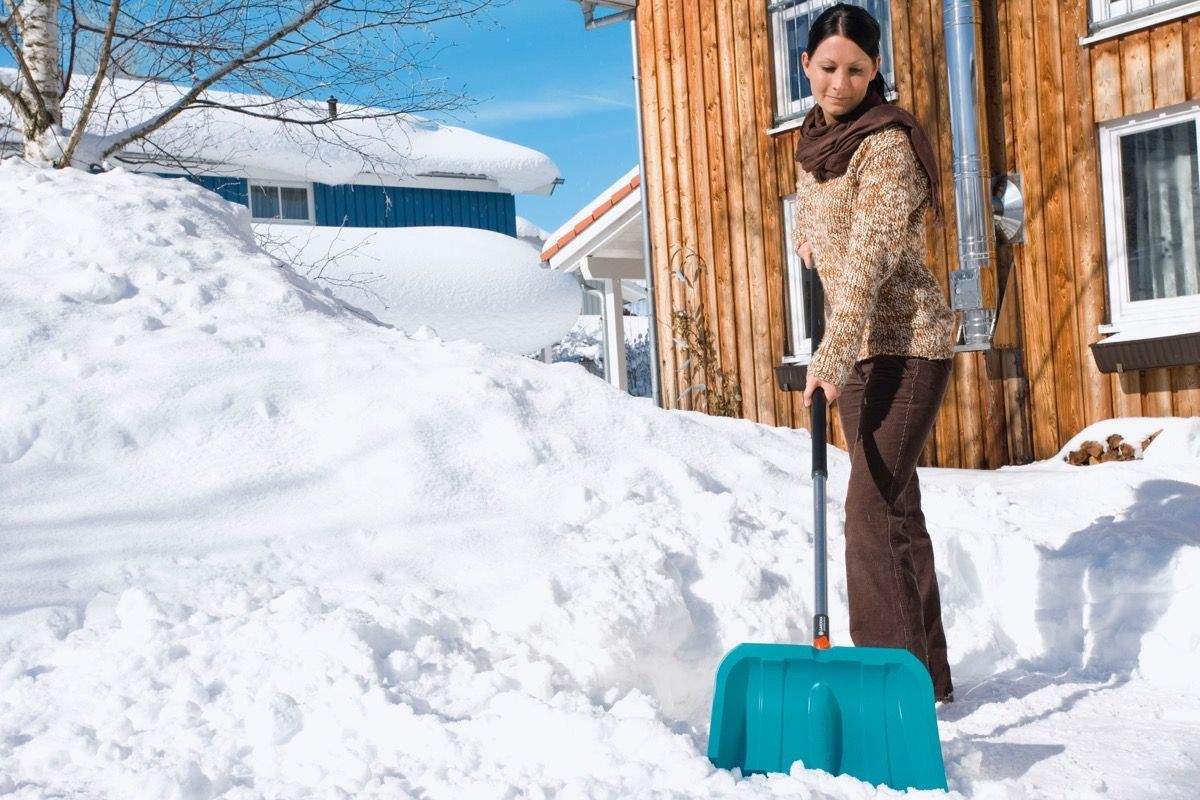 Как правильно убирать снег лопатой