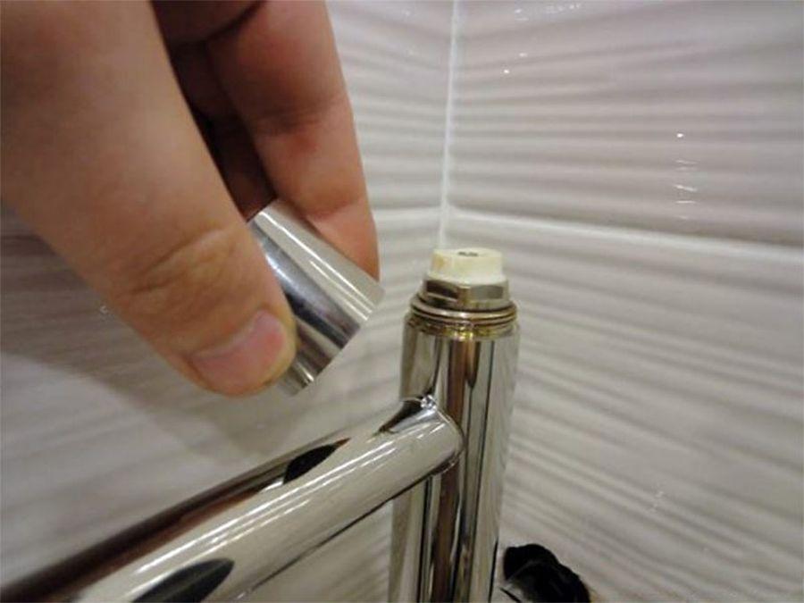 Как спустить воздух с полотенцесушителя в ванной