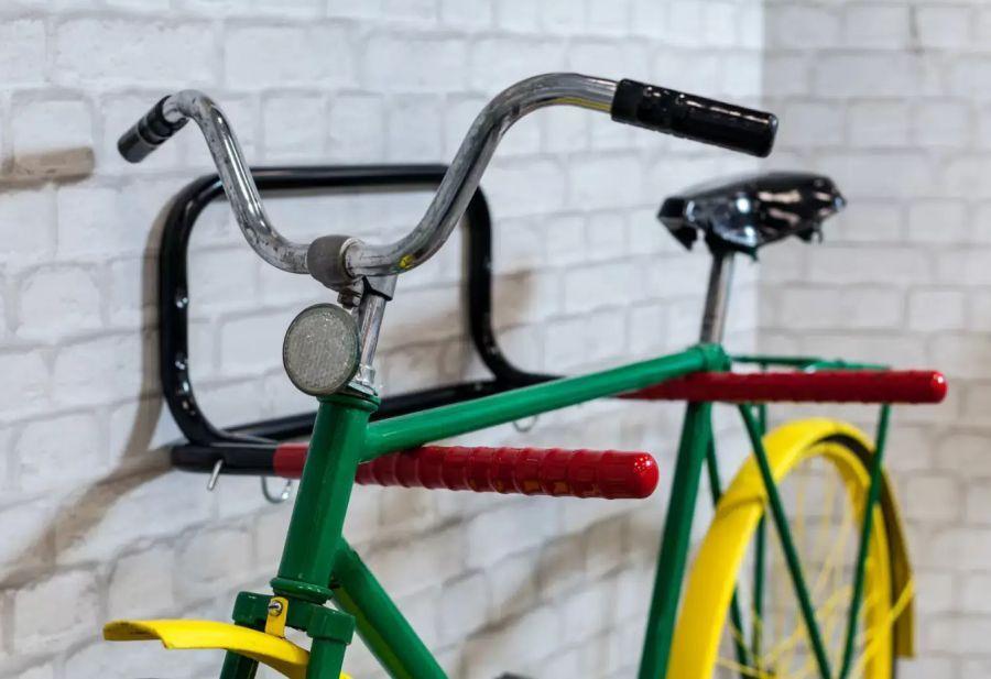 Как повесить велосипед на стену в гараже своими руками: фото, вертикально, видео