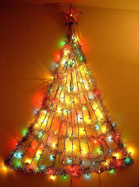 Как сделать елочку из мишуры на стене, настольную своими руками