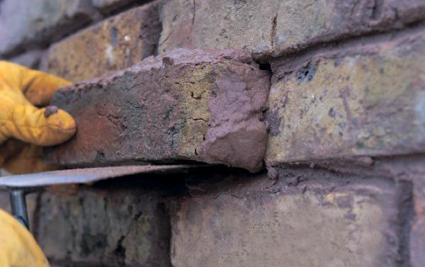 Замена кирпичей в лицевой кладке стены дома