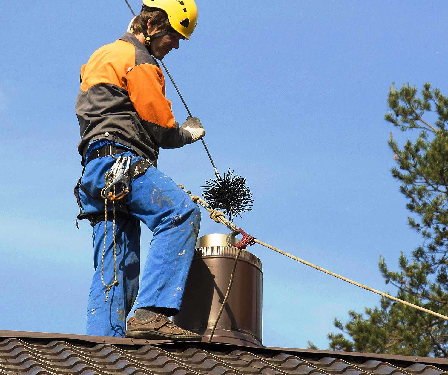 Как почистить дымоход от сажи и смолы своими руками