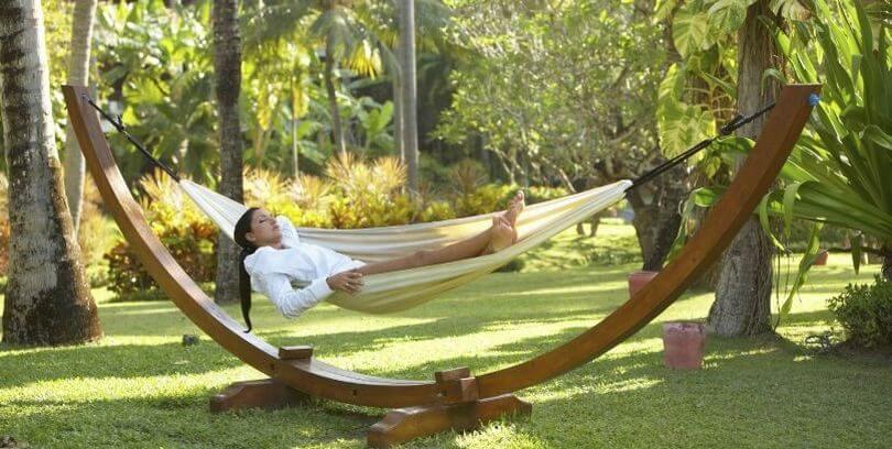 Как крепить гамак к деревьям и как повесить на даче без деревьев