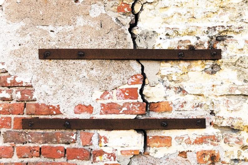 Замена кирпичей в лицевой кладке стены дома