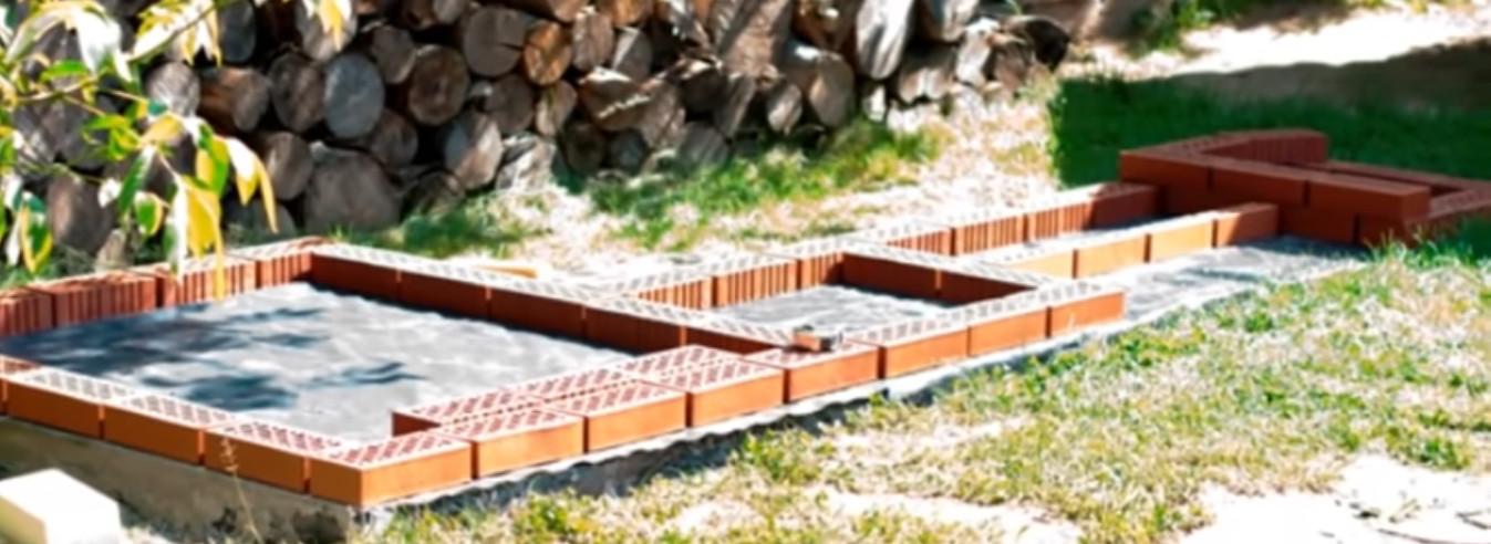 Как сделать простую коптильню из кирпича своими руками