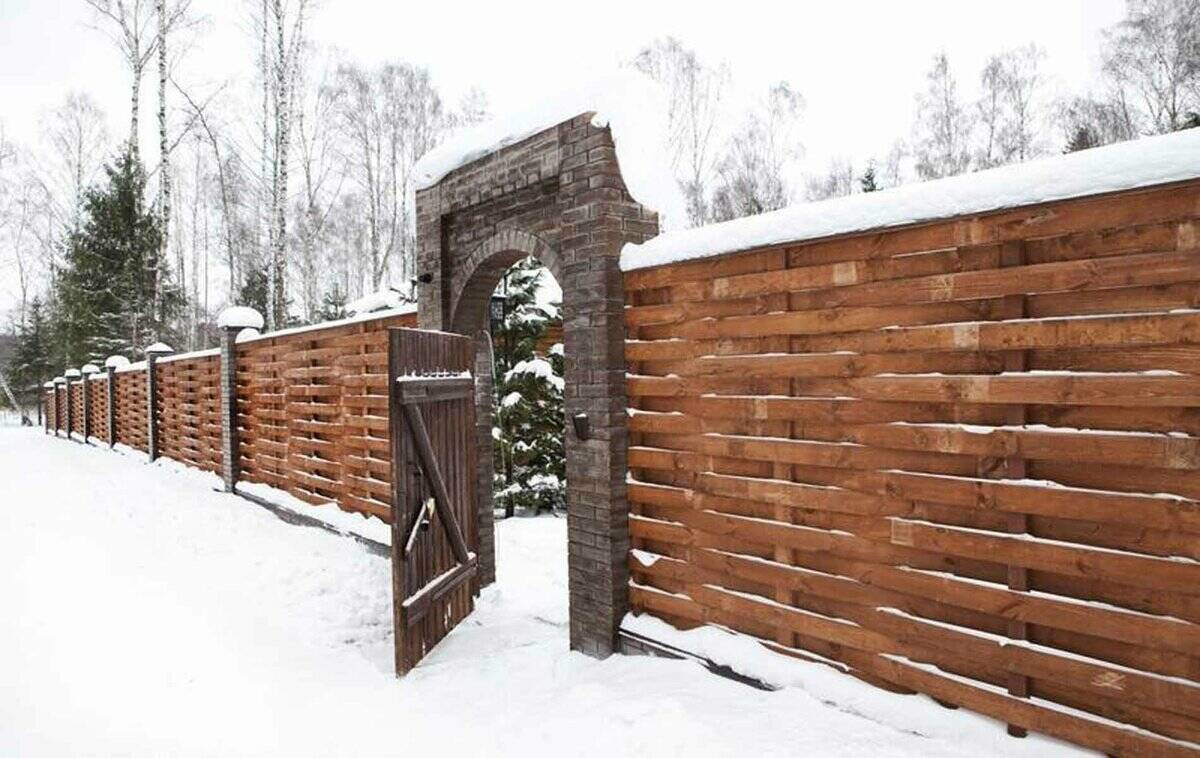 Как построить забор из горбыля своими руками: фото, варианты, декоративный