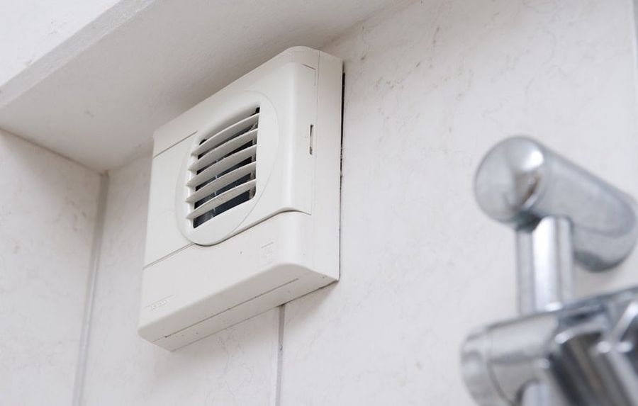 Почему потек полотенцесушитель в ванной: что делать, как устранить течь