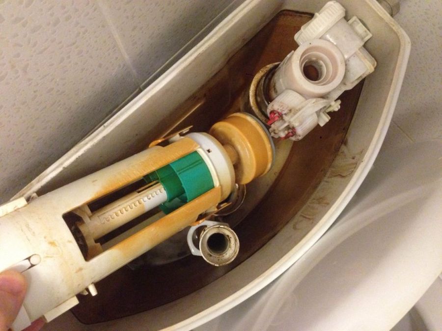 Почему течет вода из бачка в унитаз: после смыва, при наборе воды, что делать, как исправить