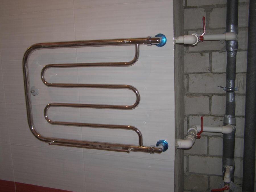 Как спустить воздух с полотенцесушителя в ванной