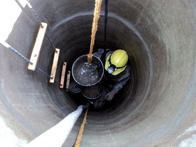 Как почистить колодец на даче от ила, глины, грязи, масла своими руками