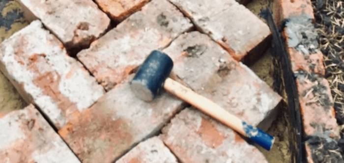 Как сделать дорожку из старого кирпича своими руками