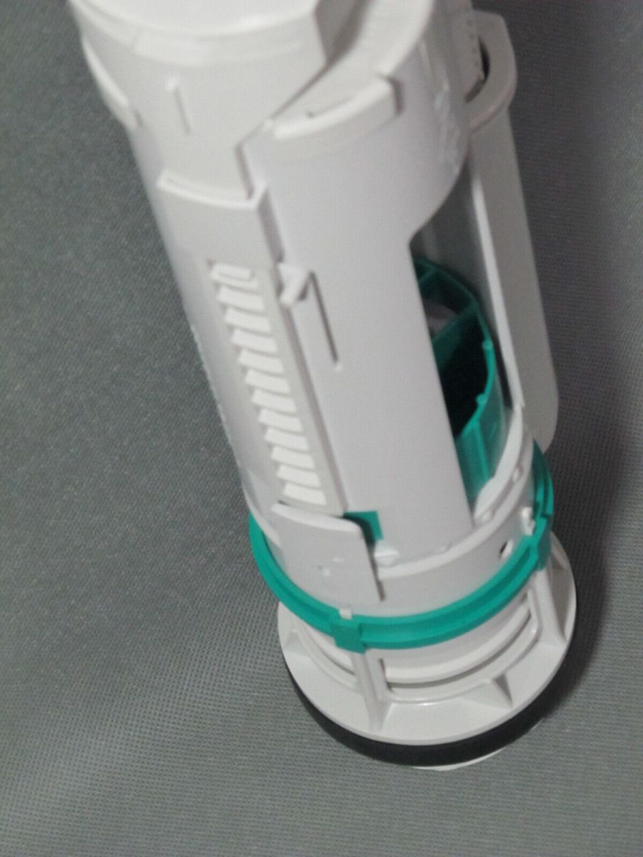 Почему течет вода из бачка в унитаз: после смыва, при наборе воды, что делать, как исправить