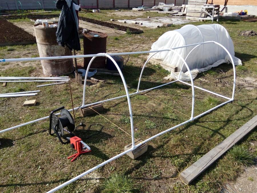 Теплица своими руками из подручных материалов: фото, пошагово, маленькая, видео
