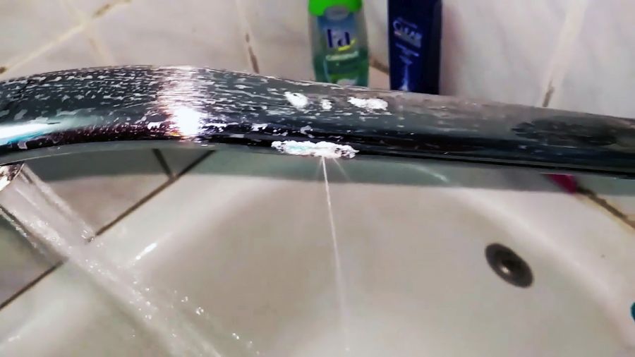 Почему шумит кран: при включении воды, горячей, холодной, в ванной, что делать