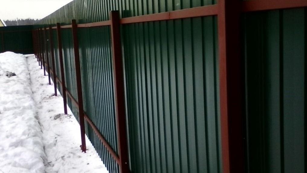 Установка забора зимой: плюсы и минусы, из профнастила, как залить столбы