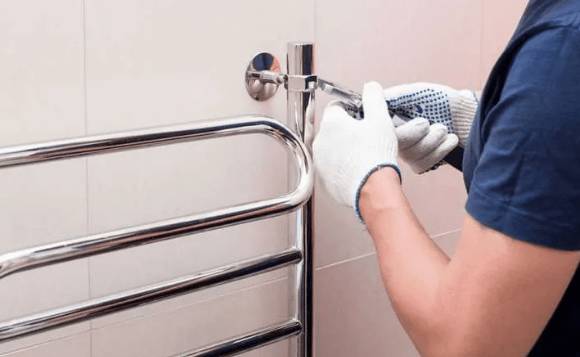 Почему полотенцесушитель в ванной холодный: причины, после отключения горячей воды