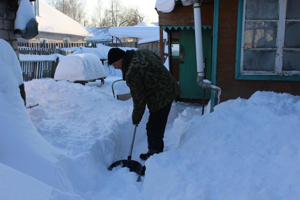 Как легко и быстро убрать снег во дворе