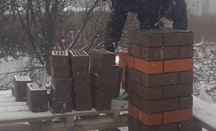 Можно ли и как класть кирпич зимой в мороз