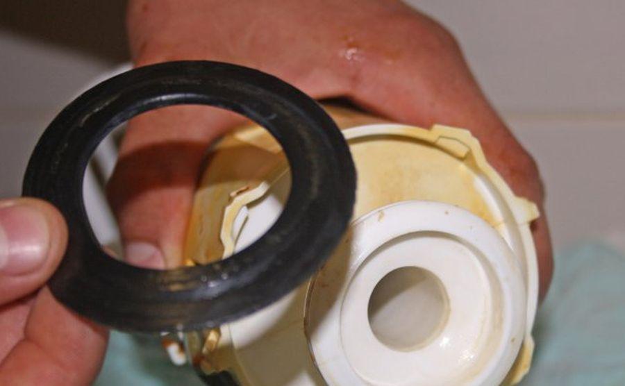 Почему течет вода из бачка в унитаз: после смыва, при наборе воды, что делать, как исправить