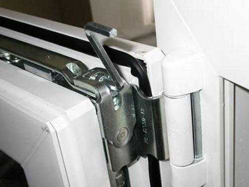 Не закрывается пластиковая дверь на балкон: что делать