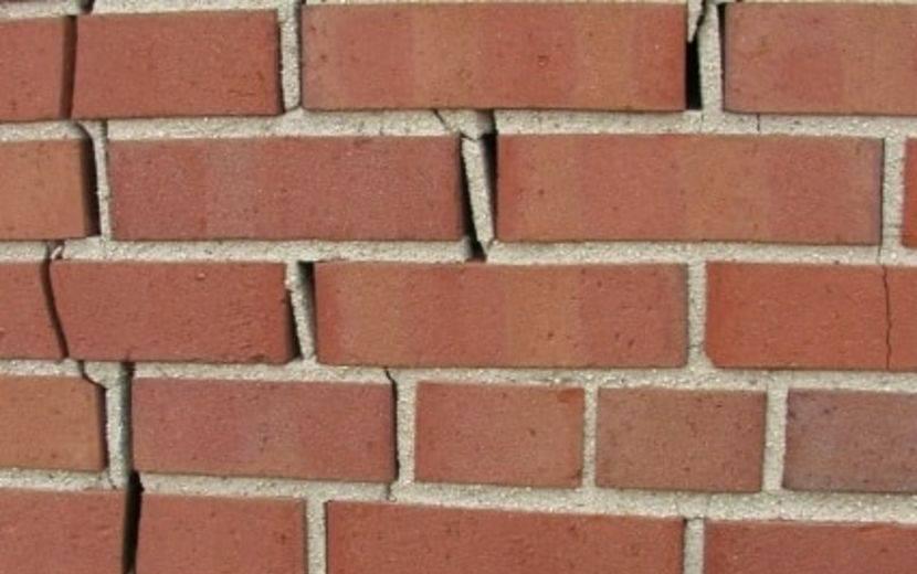 Замена кирпичей в лицевой кладке стены дома