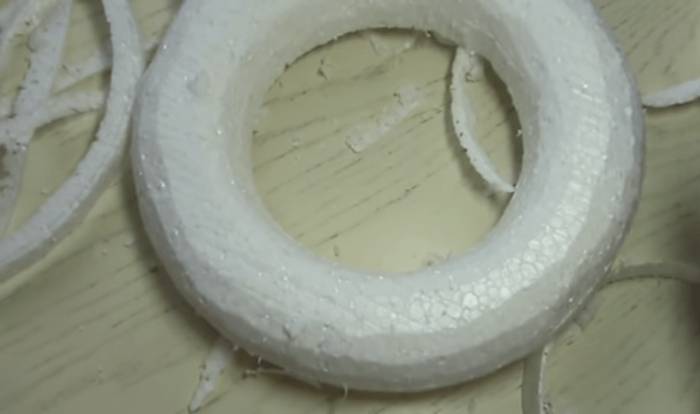 Как сделать рождественский венок из подручных материалов, пробок