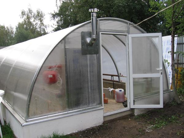 Как сделать зимнюю теплицу своими руками из поликарбоната