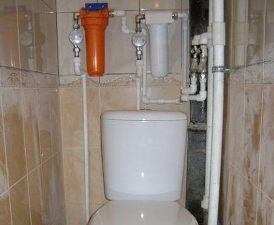 Почему течет вода из бачка в унитаз: после смыва, при наборе воды, что делать, как исправить