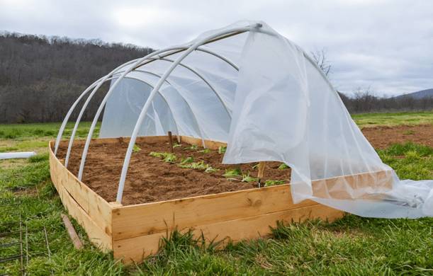Теплица своими руками из подручных материалов: фото, пошагово, маленькая, видео