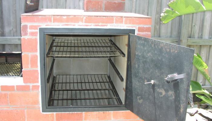 Как сделать простую коптильню из кирпича своими руками