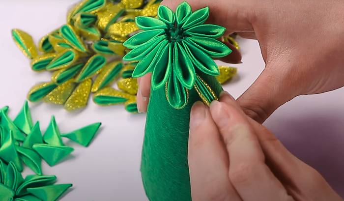 Как сделать елочку в технике канзаши своими руками