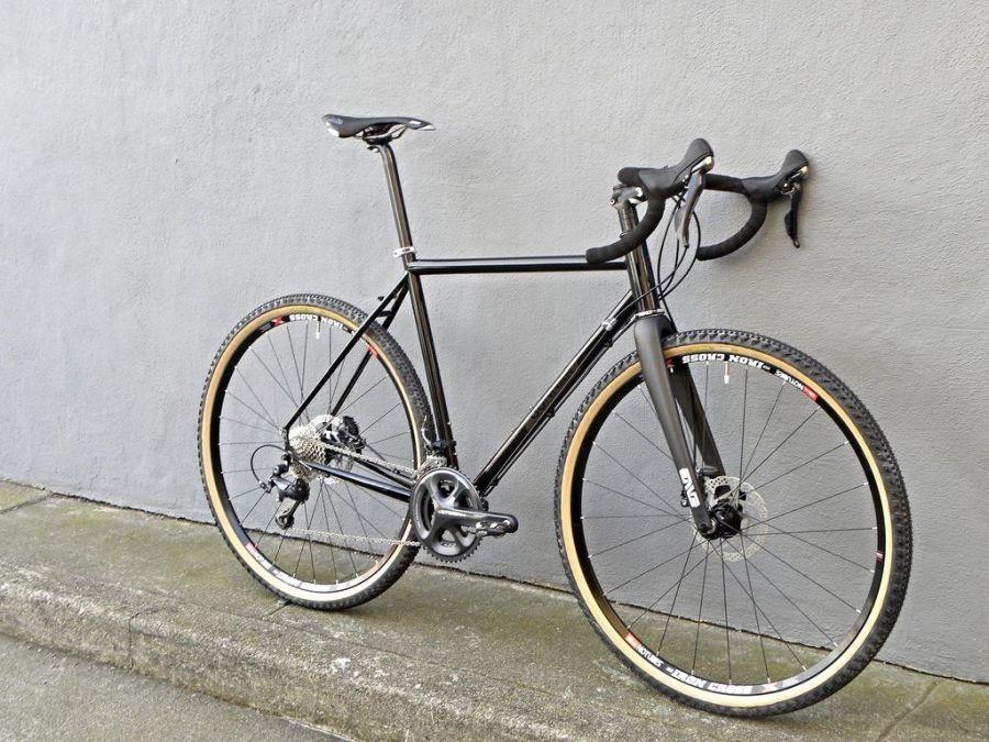 Как повесить велосипед на стену в гараже своими руками: фото, вертикально, видео