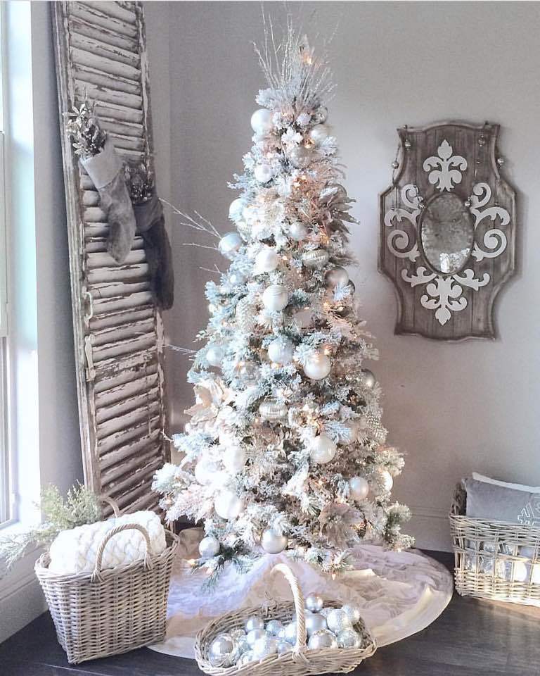 Как красиво нарядить белую елку в 2023 году: фото, искусственную