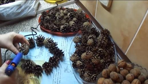 Как сделать елку из шишек своими руками